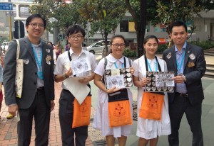图四、五、六及七为东华三院董事局成员走遍全港多区卖旗筹款，又鼓励在场的志愿者。