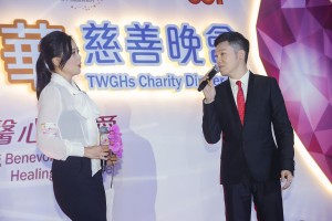 图四为筹委会主席暨东华三院第三副主席王贤志先生在晚会上与「爱心大使」王馨平小姐合唱。