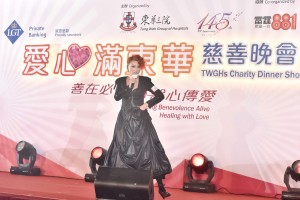 图五、图六、图七为「爱心之星」黄耀明先生，与「爱心大使」李乐诗小姐和李蕙敏小姐于晚会上献唱，以歌传爱，呼吁嘉宾踊跃支持计划。   