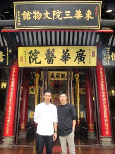 东华三院第三副主席王贤志先生(右) 在拍摄当天到东华三院文物馆探班。