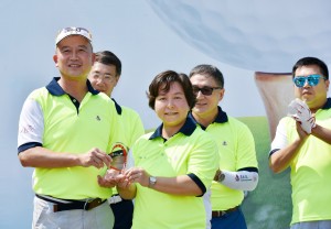 图二为东华三院何超蕸主席﹝右﹞致送纪念品予是次大赛冠名赞助人「HKT」代表陈纪新先生﹝左﹞。