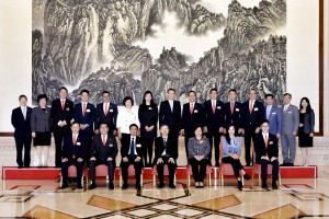 中央统战部许光任副局长（前排右四）与东华三院董事局访京团成员合影。