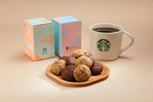 图一为东华三院社企iBakery与香港星巴克(Starbucks Hong Kong)联手推出「双重朱古力曲奇」及「种子提子曲奇」两款产品，并在香港星巴克属下50间咖啡店出售。