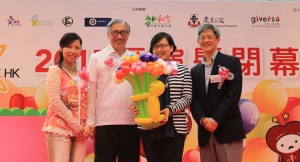 图二为由志愿者亲手扭气球的爱心花，送赠予主礼嘉宾民政事务局副局长许晓晖SBS太平绅士(右二)，以感谢其出席支持。