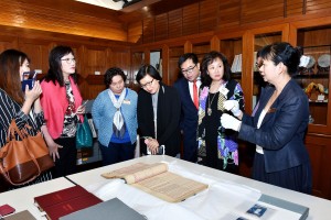 东华三院档案及历史文化总主任史秀英女士向主礼嘉宾及来宾介绍文物馆内珍藏。
