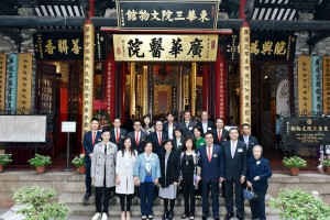 东华三院董事局与一众嘉宾于「东华三院文物馆」前大合照。