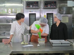 「万大善事有东华」第九集的善事大使苏玉华（左一）到访东华三院位于坚尼地城的iBakery爱烘焙面包工房，了解其提供的服务及残疾雇员的工作情况。
