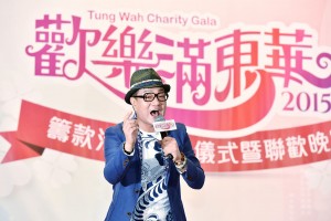 艺人鲁振顺先生于活动开展晚宴上献唱金曲。