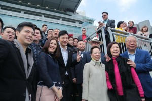 东华三院副主席王贤志先生(前排左三)的马匹「大将风驰」，于当日第二场赛事中夺冠。