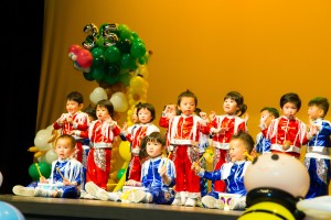 东华三院廖恩德纪念幼稚园学生于校庆典礼上作出精彩表演。