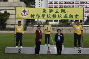 主礼嘉宾香港智障人士体育协会执行委员会副主席倪文玲太平绅士(左二)在东华三院主席何超蕸小姐(右二)陪同下颁发奖项予胜出健儿。