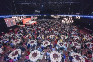 多个参与「欢乐满东华2015」筹款活动之团体一同出席颁奖晚会，场面热闹。