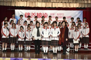 东华三院主席何超蕸小姐（左一）及教育局副秘书长陈嘉琪博士（右一）颁发委任状给学生大使。