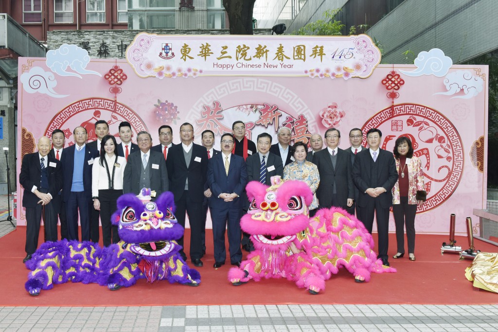 董事局成员与前任主席及顾问成员合照。