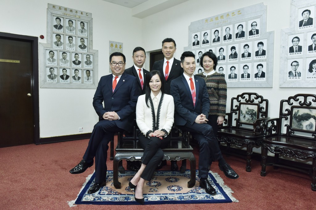 东华三院候任主席马陈家欢女士(前排中)与副主席李鋈麟博士(前排左)、王贤志先生(前排右)、陈祖恒先生(后排中)、蔡荣星博士(后排左)及文颖怡小姐(后排右)合照。