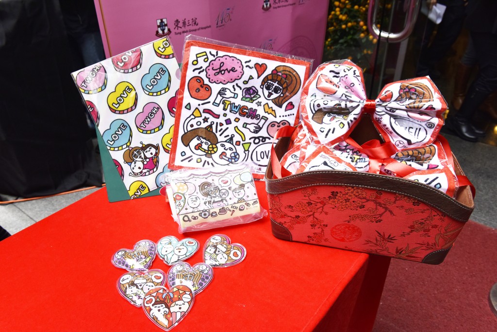 年轻插画师Plastic Thing为东华三院设计的限量版筹款礼品。筹款礼品现于东华慈善嘉年华义卖摊位有售，亦可到东华三院网页下载订购表格，以邮购方式选购。