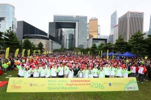Photo 8各参与团体、志愿者、参加者合照留念，为东华三院 「奔向共融」—香港赛马会特殊马拉松2016(iRun)画上圆满句号。