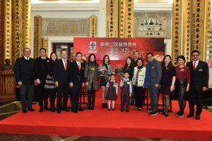 图一为东华三院董事局成员与2015年度香港小姐季军郭嘉文小姐(右七)及友谊小姐林凯恩小姐(左七)合照。