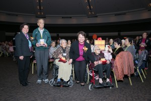 社会福利署助理署长彭洁玲女士(右二)与东华三院主席何超蕸小姐(左一)颁发「金年华奖」予其中三位年逾百岁的长者。