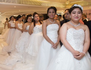 十对尼泊尔夫妇首次穿上婚纱礼服，体验港式婚礼。
