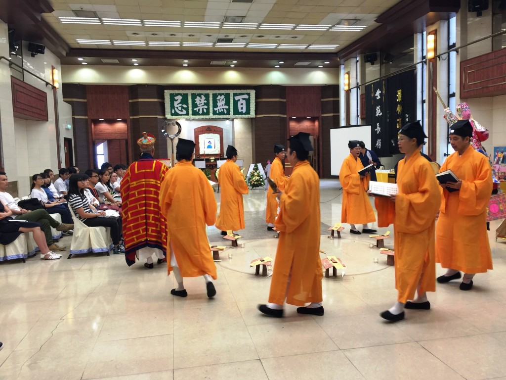 是次活动特别请来本港著名道教团体蓬瀛仙馆，示范及讲解丧礼仪式中「破地狱」背后蕴含的宗教意义。