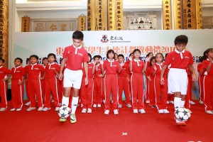 东华三院小学联校「有品足球大使」日本文化交流团学生大使于启动礼上表演。