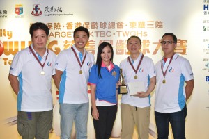 图三为东华三院主席马陈家欢女士(中)颁奖予名宴杯队际冠军队伍。