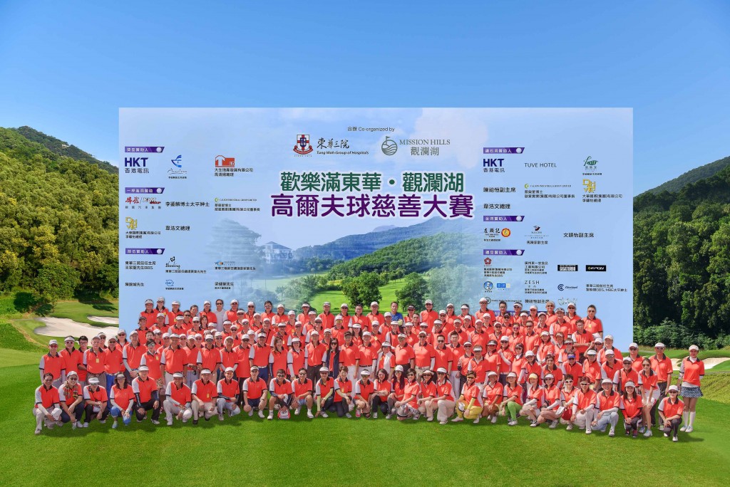 图一为一众嘉宾与选手于比赛前合照，阵容鼎盛。