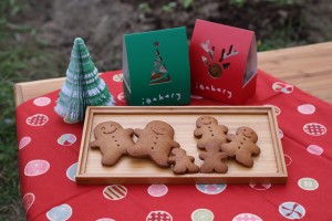 东华三院iBakery的圣诞姜饼小礼包。礼包内的蜂蜜姜饼人曲奇造型可爱，配 以圣诞的红、绿礼包，突显出小礼包的一点小心意。