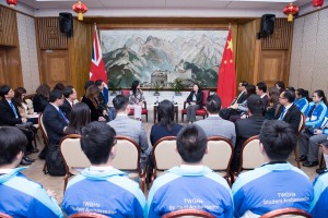 东华三院学生大使伦敦参访团在马陈家欢主席的率领下，获中国驻英大使馆沈蓓莉公使接见，并介绍当地华人的生活情况。