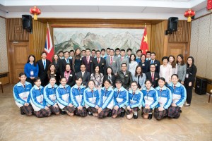 东华三院学生大使伦敦参访团成员在中国驻英大使馆内与沈蓓莉公使(第二排右四)、该院马陈家欢主席(第二排左四)合照。