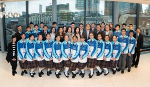 东华三院学生大使伦敦参访团一行在参观中国银行(伦敦)时与该行代表合照。