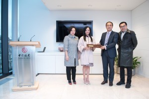 东华三院马陈家欢主席(左二)在该院副主席陪同下与中国银行(伦敦)王化斌副行长交换纪念品。