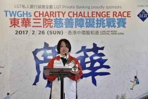 图一为筹委会主席暨东华三院第五副主席文颖怡小姐介绍慈善障碍挑战赛的详情。