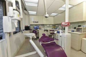 图五为「东华三院何玉清社区牙科诊所」内设的手术室及先进的牙科设备。