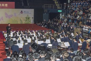图二至四为学生于东华三院中学联校毕业典礼上的精彩表演。