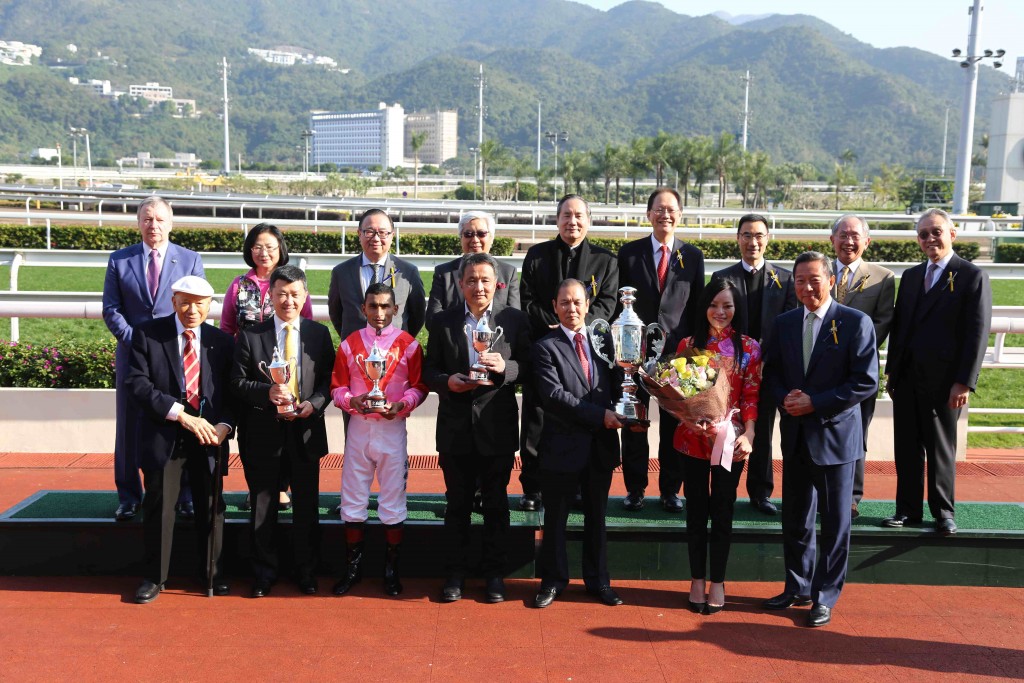 图二为东华三院主席马陈家欢女士颁发「东华三院挑战杯」，与马匹「祥胜骏驹」的马主、练马师及骑师合照。