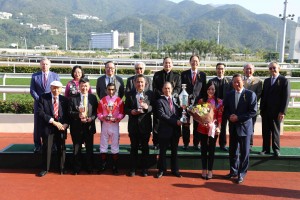 图三为东华三院主席马陈家欢女士颁发「东华三院挑战杯」，与马匹「祥胜骏驹」的马主、练马师及骑师合照。