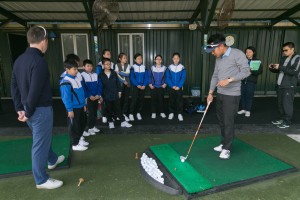 图五为东华三院邀请基层儿童参与是次活动，让他们一同享受高尔夫球带来的乐趣。