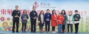 东华三院主席马陈家欢女士(右五)，与荣获「最高志愿者服务时数单位奖」冠军的单位代表大合照。
