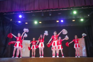 图二及图三东华三院黄凤翎中学学生在40周年校庆典礼上的精彩表演。