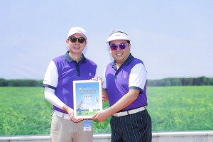 东华三院主席李鋈麟博士太平绅士(右)致送纪念品予冠名赞助机构代表马清扬副主席(左)。