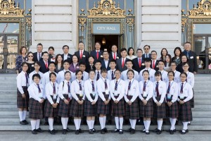 董事局成员、多位东华三院属校校长及学生大使参访团成员于旧金山市政厅留影。