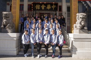 东华三院主席李鋈麟博士太平绅士（后排右五）带领东华三院学生大使参访团拜访中华会馆，让学生了解海外华人团体的功能及价值。