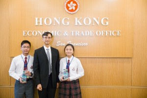 学生大使参访团成员拜访香港驻三藩市经贸办事处，了解香港政府的海外工作，并与香港驻三藩市经贸办事处处长蒋志豪先生（中）合照。