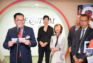 东华三院主席李鋈麟博士太平绅士（左一）于展览开幕礼上致辞。