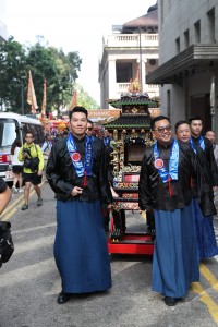 巡游队伍以东华三院董事局成员与载有文武二帝神像的銮舆为首，向文武庙出发。