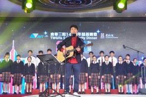 图八为歌手黄剑文先生联同东华三院学生演唱多首烩炙人口的本地金曲，唤起属于香港人的集体回忆。