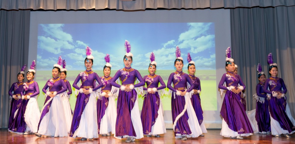 学生于东华三院卢干庭纪念中学30周年校庆典礼上表演。