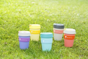 「iBakery x KeepCup」限定版咖啡杯 ：杯身极轻又耐用，全杯配件可回收，安全无毒，不释放BPA或BPS有毒物质。iBakery鼓励顾客自携杯享用饮品，为环保出一分力。